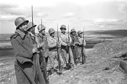 Seis soldados y un sargento republicanos, en una elevación del terreno en 1937 durante la batalla del Jarama.