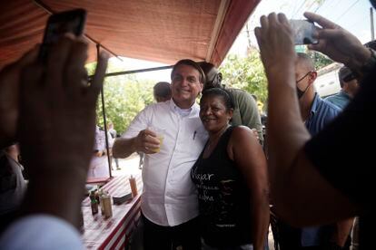 El presidente Bolsonaro posa con una simpatizante tras votar este domingo en Río de Janeiro.