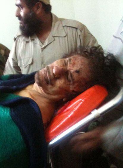 Imagen tomada con un tel&eacute;fono m&oacute;vil del cuerpo de Gadafi.