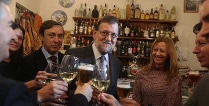 Rajoy brinda con diputados y senadores del PP, este mi&eacute;rcoles