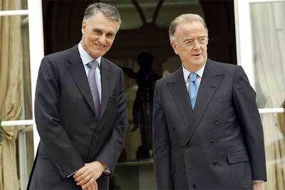 Cavaco Silva (izquierda) posa con su predecesor, Jorge Sampaio, ayer en Lisboa.
