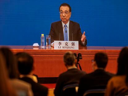 El primer ministro chino, Li Keqiang, responde desde una pantalla a las preguntas de los periodistas en su rueda de prensa tras el cierre de la sesión legislativa anual