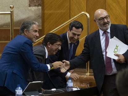 Elías Bendodo, Juan Marín y el presidente de la Junta de Andalucía, Juan Manuel Moreno Bonilla, saludan al portavoz del grupo VOX, Alejandro Hernández, durante una sesión en el Parlamento andaluz al comienzo de la anterior legislatura.