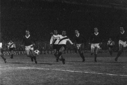Luis Suarez of FC Internazionale in action  during the European Cup match between FC Internazionale and Rangers  at San Siro stadium on February 17, 1965 in Milan, Italy.