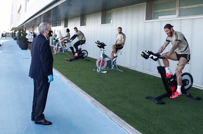 El presidente del Real Madrid, Florentino Pérez, visitó este jueves a las plantillas de fútbol y baloncesto en la Ciudad Real Madrid. Allí saludó a los técnicos y a los jugadores y conversó con ellos antes de los entrenamientos.