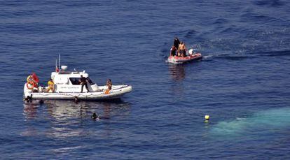  Miembros de la guardia costera turca buscan el barco naufragado en Esmirna.
