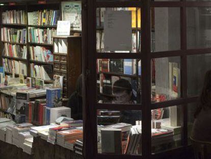 Entrada de la librer&iacute;a del caf&eacute; literario Cl&aacute;sica y Moderna de Buenos Aires.