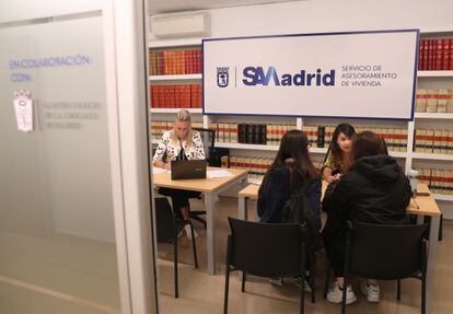 Dos mujeres, en el Servicio de Orientación Jurídica en materia de vivienda a cargo del Colegio de la Abogacía de Madrid, en la Junta Municipal de Chamartín, en Madrid.