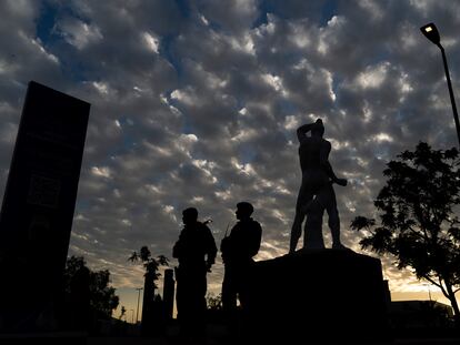 Policías hacen guardia afuera del Estadio Nacional, en Santiago, el 25 de octubre.