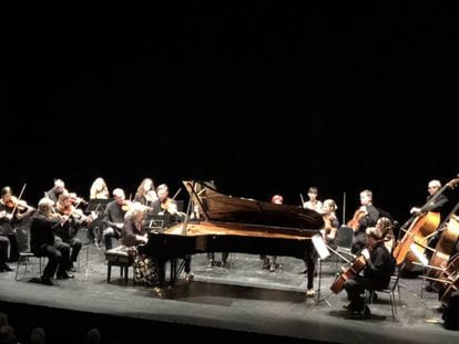 Martha Argerich tocando como solista el 'Primer concierto' de Liszt con la Kremerata Baltica, este jueves en Bilbao.