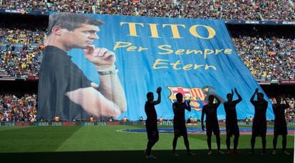 La grada dle Camp Nou homenejea a Tito Vilanova antes de empezar el partido.
