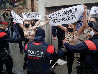 El colectivo Femen protesta ante la llegada del candidato de Vox, Ignacio Garriga, a su colegio electoral de Barcelona.