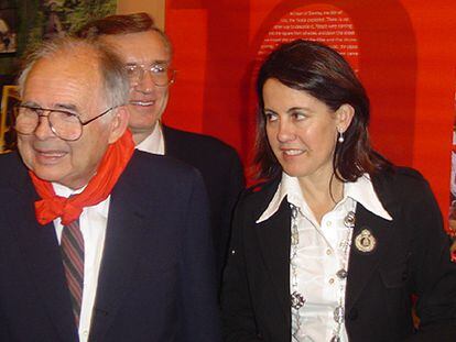 Patrick Hemingway, hijo de Ernest, con Yolanda Barcina, alcaldesa de Pamplona, en Oak Park.