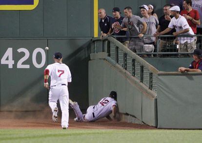 Una bola se le escapa a Ryan Sweeny (contra la pared), de los Boston Red Sox, en un partido contra los New York Yankess de la Liga norteamericana de béisbol.