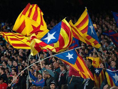 Banderas independentistas en las gradas del Camp Nou durante el partido de Liga que enfrent&oacute; a Barcelona y Eibar 