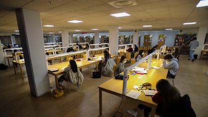 La biblioteca Concepción Arenal de la Universidad de Santiago el pasado marzo.