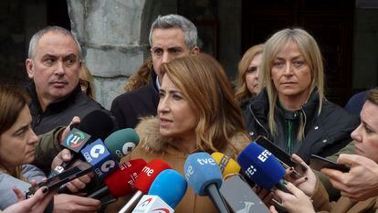 Raquel Sánchez habla con los periodistas este sábado durante su visita a Castro Urdiales.