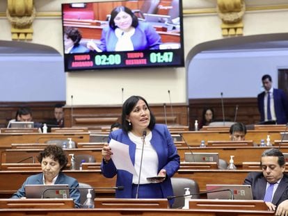 Parlamentarios peruanos debaten un adelanto electoral durante la sesión de este miércoles del Congreso.