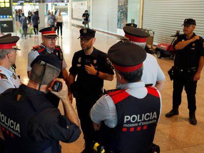 Mandos de la Policía Nacional y los Mossos en el aeropuerto de El Prat antes de la llegada de los manifestantes en las protestas de 2019.