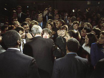Clinton, de espaldas, saluda a Lewinsky en 1996