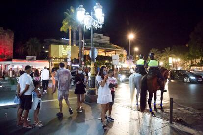 Un grupo de personas en Puerto Banús (Marbella) el pasado mes de agosto.