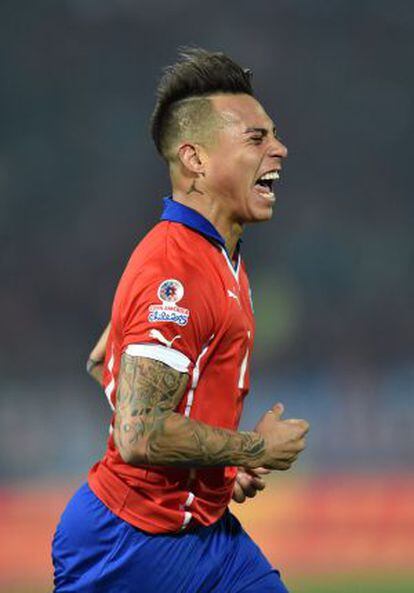 Vargas celebra su segundo gol a Perú