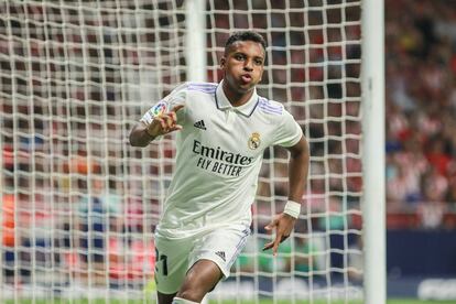 Rodrygo celebra su gol al Atlético en el Metropolitano.