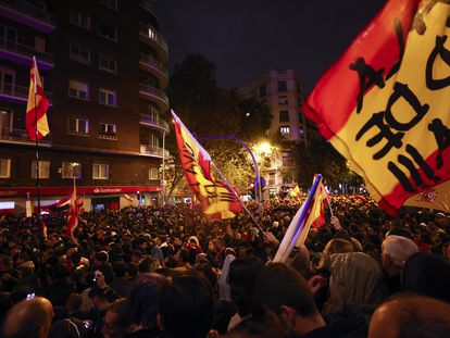 Manifestantes con pancartas y banderas de España concentrados el viernes cerca de la sede del PSOE en la madrileña calle de Ferraz.