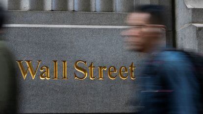 Un peatón camina por Wall Street, el 29 de diciembre en Nueva York.