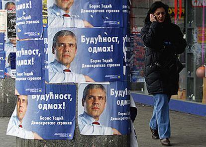Una viandante pasa junto a una columna de propaganda electoral del líder reformista Borís Tadic en Belgrado.