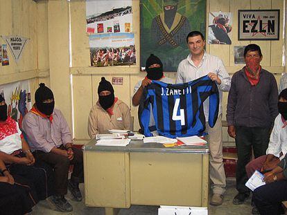 Un grupo de zapatistas muestra la camiseta de Zanetti, que sujeta el enviado del Inter, Bruno Bartolozzi.