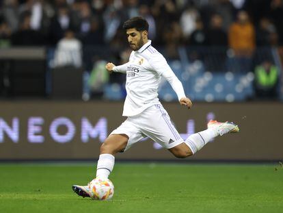 Marco Asensio marca su lanzamiento en la tanda de penaltis entre el Real Madrid y el Valencia en las semifinales de la Supercopa de España.