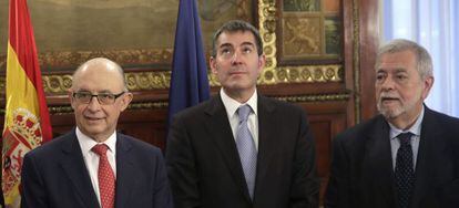 El ministro de Hacienda, Crist&oacute;bal Montoro; el presidente de Canarias, Fernando Clavijo, y el secretario de Estado de Administraciones Publicas, Antonio Beteta. 