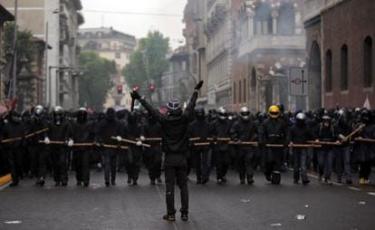 Parte del desfile de la protesta con motivo de la inauguración oficial de la Exposición Universal de Milán 2015, este viernes.