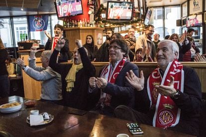 Puigdemont celebra un gol del Girona en un pub de Bruselas junto al empresario Josep Mar&iacute;a Matamala.