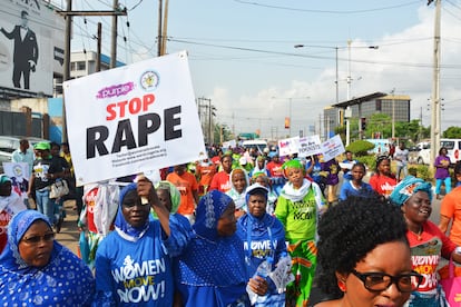 Un grupo de mujeres nigerianas protesta contra la violación y el abuso sexual en Lagos (Nigeria), en marzo de 2017.