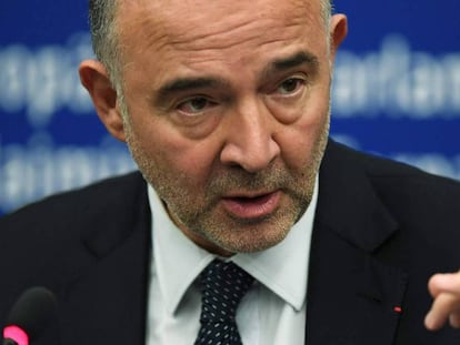 El comisario europeo de Asuntos Económicos, Pierre Moscovici, durante una rueda de prensa en Estrasburgo el día 23. En vídeo, el momento en el que un eurodiputado italiano pisotea los papeles de Moscovici.