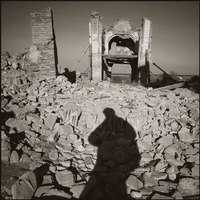 L'ombra de Georges Bartoli, nebot de Josep Bartoli i coautor de 'La retirada', a Belchite.