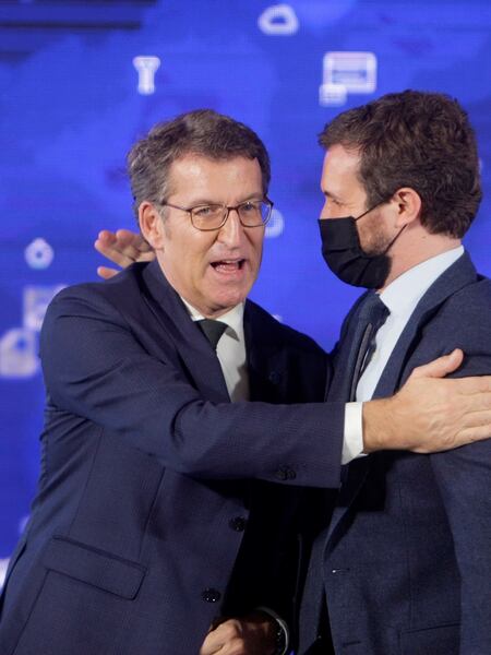 Feijóo y Casado se abrazan durante el acto del PP este viernes en A Coruña.