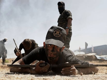 Un joven practica con un rifle de madera durante un entrenamiento militar de verano organizado por el grupo Yihad Islámica, en Gaza, Palestina.
 
 