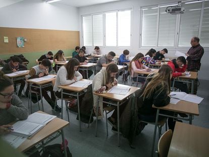 Alumnos de un instituto de Barcelona, durante las pruebas de las competencias básicas, en una imagen de archivo.