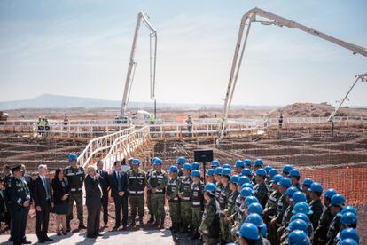 Lopez Obrador habla durante una durante una visita a la construcción del aeropuerto en la Base de la Fuerza Aérea Santa Lucía.