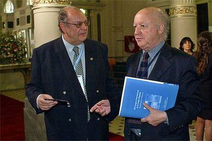 El director de la Academia argentina, Pedro Luis Barcia (izquierda), con Jorge Edwards en Rosario.