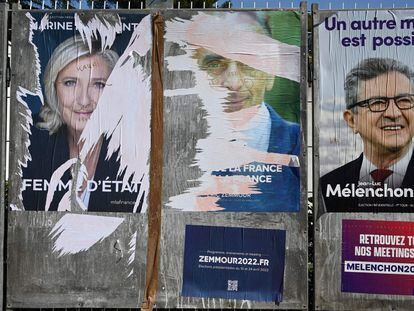 Carteles electorales dañados de Marine Le Pen, Éric Zemour, y Jean-Luc Mélenchon, el 31 de marzo en Montpellier.