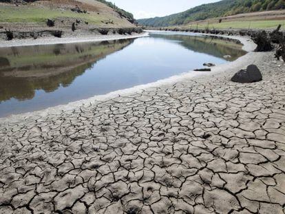 Vista del pueblo de San Cibrao (Viana do Bolo), donde el r&iacute;o Bibei presenta estos d&iacute;as un bajo caudal.