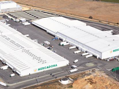 Vista aérea del bloque logístico de Mercadona en Huévar del Aljarafe, Sevilla.