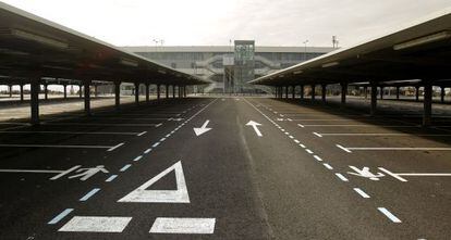 Aparcamiento vac&iacute;o del aeropuerto de Ciudad Real.