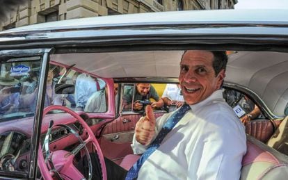 El gobernador de N.York Andrew Cuomo en un coche cl&aacute;sico en La Habana 
 