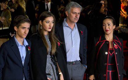José Mourinho en 2014, junto a su esposa, Matilde Faria, y sus dos hijos Matilde y José Mario, en una de las pocas imágenes de familia.