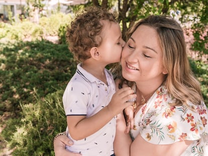 Aline Bravo tiene autismo al igual que su hijo mayor, en la imagen, y compagina su trabajo con visibilizar la neurodiversidad.